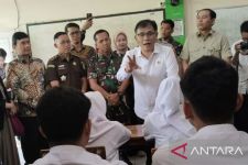 Budiman Sudjatmiko Pantau Pembagian Makan Bergizi Gratis di SMK Bhinneka Karawang - JPNN.com Jabar