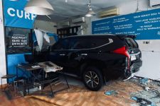 Pajero Tabrak Ruko di Jalan Klampis Surabaya, Pemilik Usaha Rugi Rp3 Miliar - JPNN.com Jatim