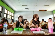 Bey Machmudin Tinjau Pelaksanaan MBG di Sukabumi: Mayoritas Siswa Senang - JPNN.com Jabar