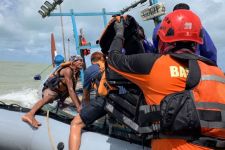 Tiga Nelayan Tegal Diselamatkan di Perairan Jepara setelah Mesin Kapal Rusak - JPNN.com Jateng