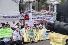 Geruduk Gedung DPRD Jabar, Forum Komunikasi Guru Honorer Tuntut Keseriusan Pemerintah Soal PPPK - JPNN.com Jabar