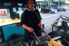 Harga Elpiji 3 Kg Naik, Penjual Gorengan di Surabaya Takut Kehilangan Pelanggan - JPNN.com Jatim