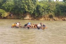 Jembatan Putus, Pelajar di Jember Gunakan Rakit Bambu Agar Bisa Bersekolah - JPNN.com Jatim