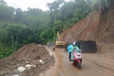 Nekat Menerobos Jalanan Longsor, Truk Air Minum di Sukabumi Terguling - JPNN.com Jabar