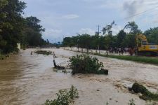 Tanggul Sungai Tuntang Jebol, Jalan Semarang-Purwodadi Lumpuh Total  - JPNN.com Jateng