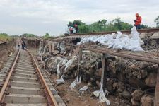 Banjir Grobogan: Rel Kereta Api Rusak Parah, 7 Perjalanan KA Dibatalkan - JPNN.com Jateng