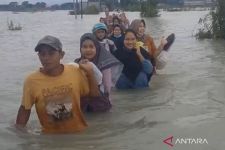 Banjir Rendam Dua Desa di Kudus, Warga Bertahan di Tengah Genangan - JPNN.com Jateng