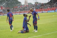 Tumbang di Kandang dari Persib Bandung, Pelatih Arema FC Minta Maaf ke Aremania - JPNN.com Jatim