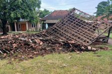 Diterjang Hujan Deras dan Angin Kencang, Rumah Janda Tua di Sukabumi Ambruk - JPNN.com Jabar