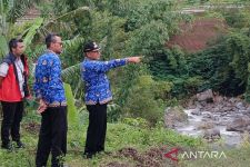 Tebing Longsor di Temanggung Ancam Jalan Nasional, Upaya Penanganan Darurat Dilakukan - JPNN.com Jateng