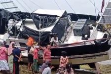 Terombang-Ambing Ombak, Kapal Yacht asal Australia Terdampar di Pulau Giliyang - JPNN.com Jatim