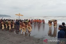 Keraton Jogja Menggelar Labuhan di Pantai Selatan - JPNN.com Jogja