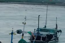 Kapal Penangkap Ikan di Sumenep Tenggelam Akibat Bocor dan Diterjang Ombak - JPNN.com Jatim