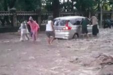 Akses Jalur Pantura Situbondo Tertutup Banjir dengan Material Batu dan Pasir - JPNN.com Jatim