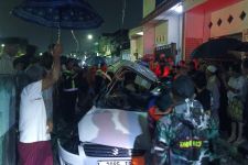 Suzuki Ertiga Tertabrak Kereta di Dupak Surabaya, 7 Penumpang Selamat - JPNN.com Jatim