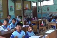 Atap Kelas Rusak, Siswa SDN 3 Grudo Ngawi Terpaksa Belajar di Perpustakaan - JPNN.com Jatim