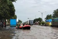 Sinergi TNI-Polri: Gunakan Perahu Karet Evakuasi Pasien di Banjir Semarang - JPNN.com Jateng