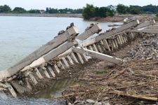 Proyek Tebing Sungai Rp40 Miliar di Bojonegoro Ambrol, Baru 2 Bulan Dibangun - JPNN.com Jatim