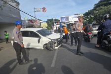 Minibus Oleng Tabrak Pembatas Jalan di Pasteur Bandung - JPNN.com Jabar