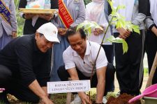 Datang ke Bogor, Menteri Hanif Faizol Tinjau Pengelolaan Sampah dan Tanam Pohon di SMAN 1 Sukaraja - JPNN.com Jabar