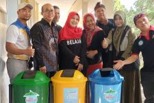 HPSN 2025, Le Minerale Bagikan Puluhan Tempat Sampah untuk Sekolah di Bogor - JPNN.com Jabar