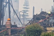 Bangunan Bekas Rumah Makan di Bandung Hangus Terbakar saat Hujan Lebat - JPNN.com Jabar