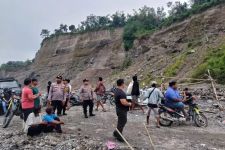 2 Pencari Pasir Tertimbun Tanah Longsor dari Tebing di Blitar - JPNN.com Jatim