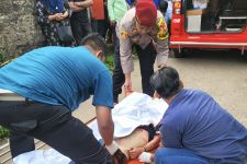 Penemuan Mayat Bersimbah Darah di Bawah Tower Sutet Gegerkan Warga Beji Depok - JPNN.com Jabar