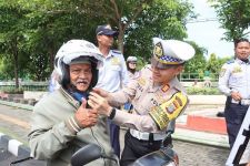 Tak Cuma Menilang, Polisi di Bantul Bagikan Helm Gratis  - JPNN.com Jogja