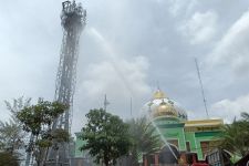 Menara Masjid Agung Darussalam Bojonegoro Kebakaran, Sisa Kerangka - JPNN.com Jatim