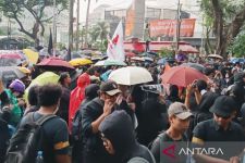 Demonstrasi Indonesia Gelap: Demonstran Tak Takut Hujan, Logistik Mengalir - JPNN.com Jakarta