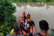 Remaja Perempuan di Surabaya Dilaporkan Hilang Tercebur di Sungai Belakang Rumah - JPNN.com Jatim