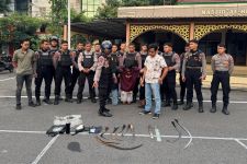 Polisi Tangkap 3 Anggota Gangster di Surabaya, Temukan Senjata Tajam & Sabu-Sabu - JPNN.com Jatim