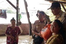 30 Rumah di Karang Pilang Terendam Banjir Akibat Luapan Air Sungai - JPNN.com Jatim