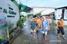 Tengah Malam, Banjir Melanda Solo, Warga Mengungsi - JPNN.com Jateng