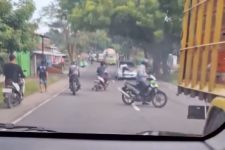 Viral Wanita di Lamongan Nekat Tabrakkan Diri ke Mobil, Begini Kata Polisi - JPNN.com Jatim