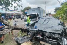 Hilang Kendali, Truk Tabrak Pohon & Minibus Sedang Parkir di Madiun - JPNN.com Jatim