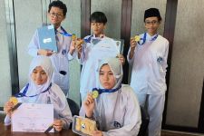 Sulap Limbah Bandeng Jadi Nugget, Siswa Al Azhar 13 Raih Medali Emas di YISF - JPNN.com Jatim