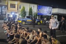 Pesta Miras di Belakang Balai Kota Semarang, 64 Orang Diamankan, Ada Lem Aibon & Sajam - JPNN.com Jateng