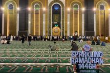 Tarawih di Masjid Al Akbar Surabaya Sepi, Hanya Diikuti 5.000 Jemaah - JPNN.com Jatim