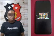 Pria di Surabaya Digerebek Polisi Saat Main Judi Online di Kedai Kopi - JPNN.com Jatim