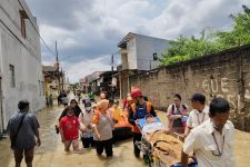 Rumah Zakat Kirim Sukarelawan untuk Evakuasi Warga Terdampak Banjir Jabodetabek - JPNN.com Jabar