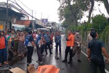 Hindari Pemotor Lawan Arus, Pelajar di Surabaya Tewas Terlindas Truk - JPNN.com Jatim