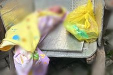 Bayi Laki-laki Usia 2 Hari Ditemukan di Depan Rumah Warga Kawasan Pacar Keling. - JPNN.com Jatim