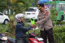 Peduli Sesama, Polres Demak Bagikan Takjil dan Borong Dagangan PKL - JPNN.com Jateng