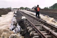 Banjir Sungai Tuntang Lumpuhkan Jalur Kereta Semarang-Surabaya - JPNN.com Jateng