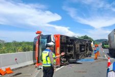 Bus Rosalia Indah Kecelakaan di Tol Semarang-Batang, 3 Penumpang Luka-luka - JPNN.com Jateng