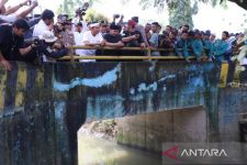 Bupati Bekasi Dampingi Gubernur Jabar Tertibkan Bangunan Liar di Kali Sepak Gabus - JPNN.com Jabar