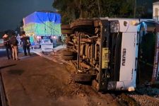 Truk Terguling di Perlintasan Kereta Lamongan, Tujuh KA Alami Keterlambatan - JPNN.com Jatim