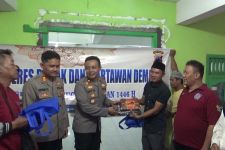 Ramadan Berkah, Polisi & Jurnalis Beri Bantuan Warga Terdampak Banjir Demak - JPNN.com Jateng